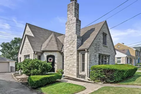8915 W Hawthorne, Wauwatosa, WI 53226