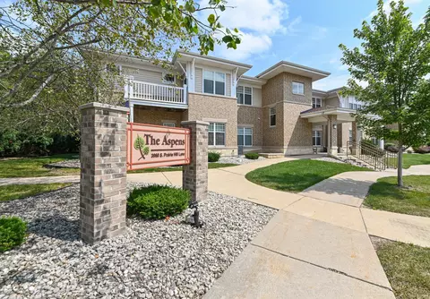 3960 S Prairie Hl #204, Greenfield, WI 53228