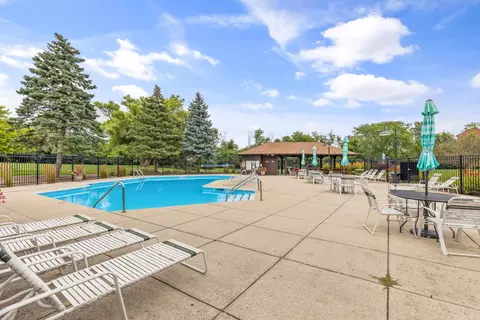 6100 W Stonehedge #141, Greenfield, WI 53220