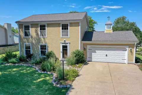 496 Park Hl, Pewaukee, WI 53072