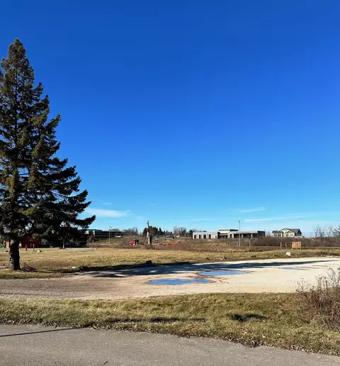 90 S Pike Lk, Hartford, WI 53027