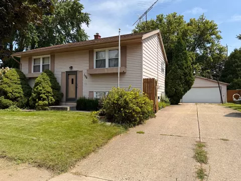 108 Larkspur, Burlington, WI 53105