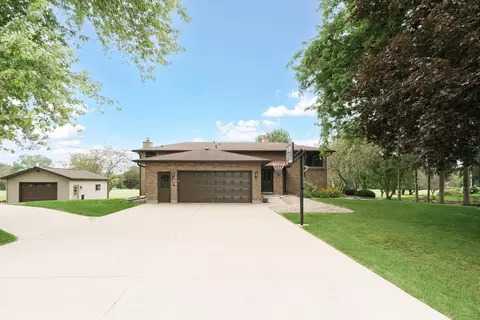 1504 Country Clb, Watertown, WI 53098