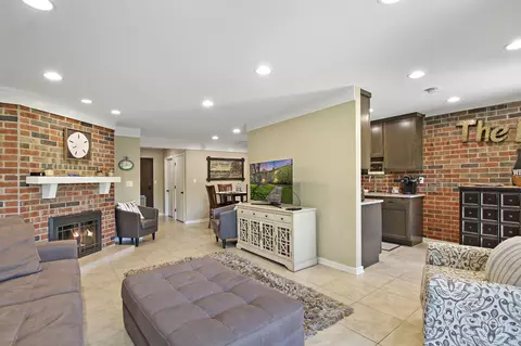 30 Abbey Villa #C, Fontana, WI 53125