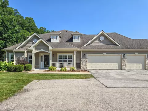 w264n2727 Christian #10, Pewaukee, WI 53072