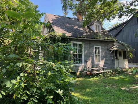 637 1st, Delafield, WI 53018