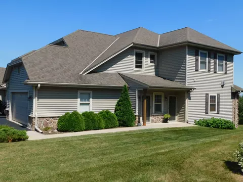 1654 New Port Vis #1654, Grafton, WI 53024