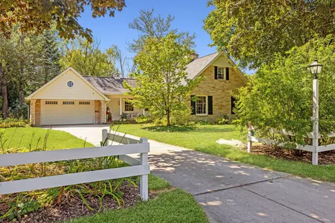 127 W Green Tree, Glendale, WI 53217
