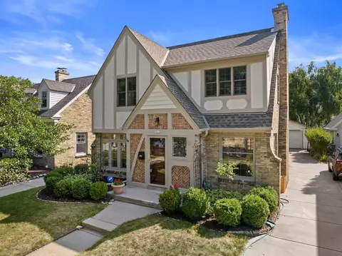 5812 N Bay Rdg, Whitefish Bay, WI 53217