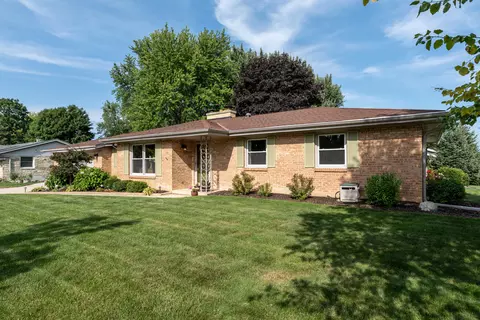 7944 S Verdev, Oak Creek, WI 53154