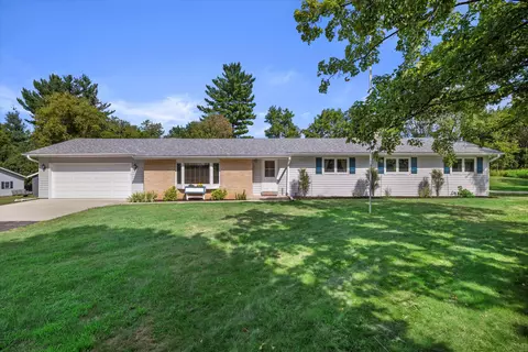 521 N Reddelien, Oconomowoc, WI 53066