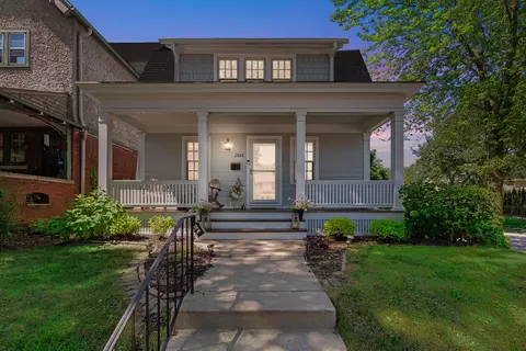 2865 N Hackett, Milwaukee, WI 53211