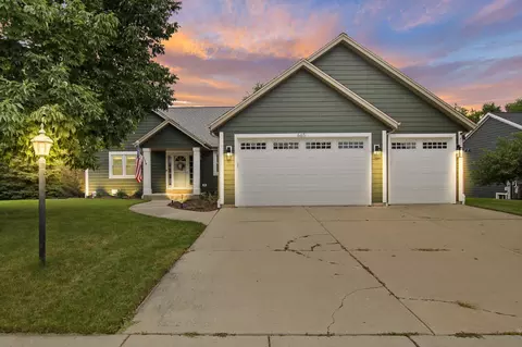 665 Summer Crk, Oconomowoc, WI 53066