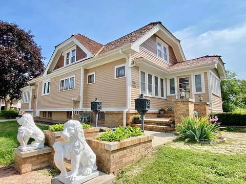 9036 W Howard, Milwaukee, WI 53228