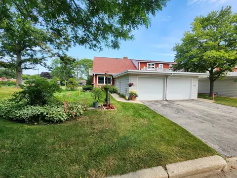 3232 W King Arthurs, Greenfield, WI 53221