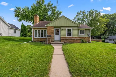 407 Racine, Waterford, WI 53185