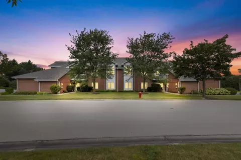 8786 Woodbridge #8786, Greendale, WI 53129