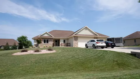 3208 W W Plz, Franklin, WI 53132