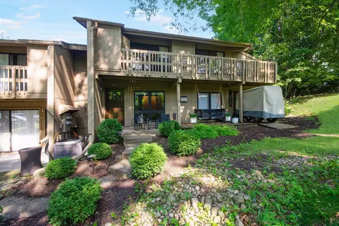 709 Country Clb #B, Fontana, WI 53125