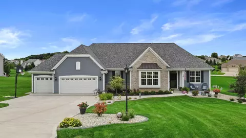 w220s3943 Crestview, Waukesha, WI 53189