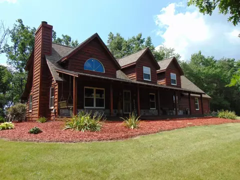 2125 N Oakwoods, Summit, WI 53066