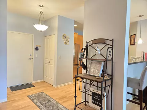 3872 S S Lk #107, Saint Francis, WI 53235