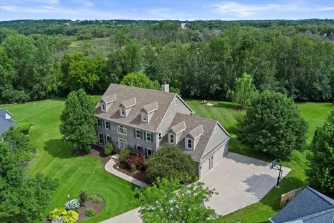 418 Deer Chase, Pewaukee, WI 53072