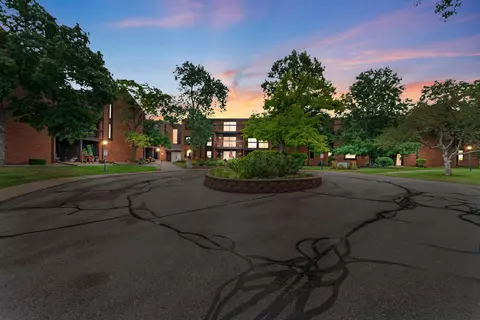 5200 S Tuckaway #166D, Greenfield, WI 53221