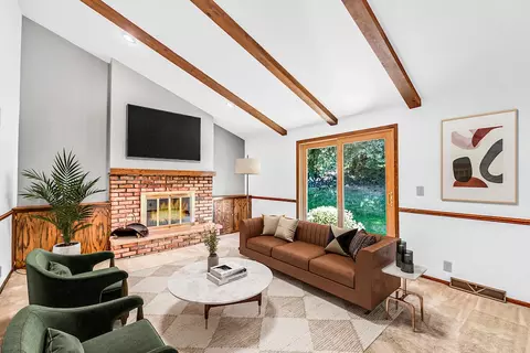 2037 Cobblestone, Waukesha, WI 53188