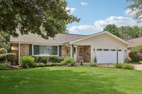 809 Sweetbriar, Waukesha, WI 53186