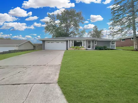 27 E Riverbend, Plymouth, WI 53073