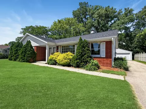 1002 W Glen Riv, Glendale, WI 53217
