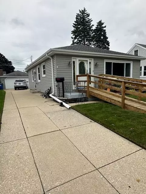 2510 W W Cres, Racine, WI 53403