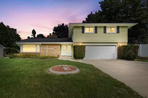 825 Sweetbriar, Waukesha, WI 53186