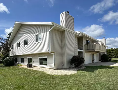 2440 W Crabapple #3, Oak Creek, WI 53154