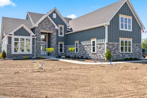 w237n4341 Farm Fld, Pewaukee, WI 53072