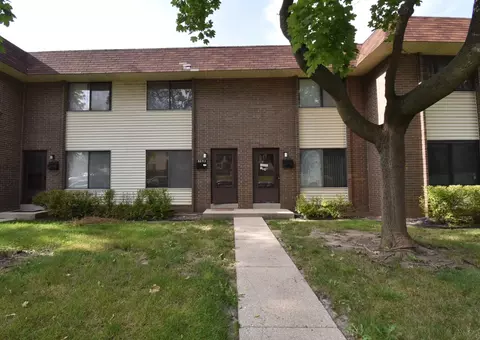 6052 W W Prt, Milwaukee, WI 53223