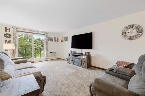 6175 W Howard #8, Greenfield, WI 53220