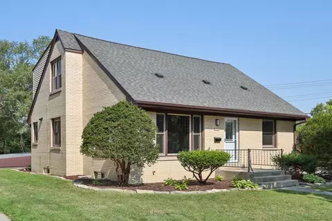 10326 W Woodward, Wauwatosa, WI 53222