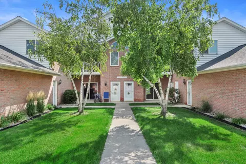 w241n2545 E Parkway Mdw #6, Pewaukee, WI 53072