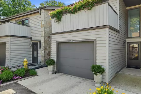 1001 Lake Country, Oconomowoc, WI 53066