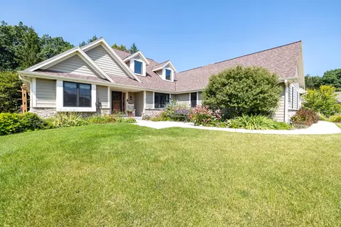 2693 Oak Knl, Jackson, WI 53037