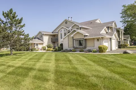 w240n2520 E Parkway Mdw #3, Pewaukee, WI 53072