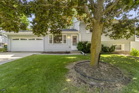 1603 Larkspur, West Bend, WI 53090
