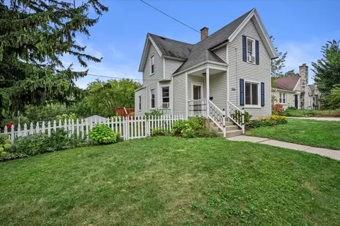829 W Lincoln, Port Washington, WI 53074