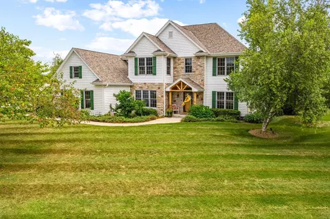555 River Blf, Oconomowoc, WI 53066