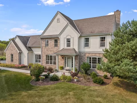7575 W Highland Rdg, Mequon, WI 53092