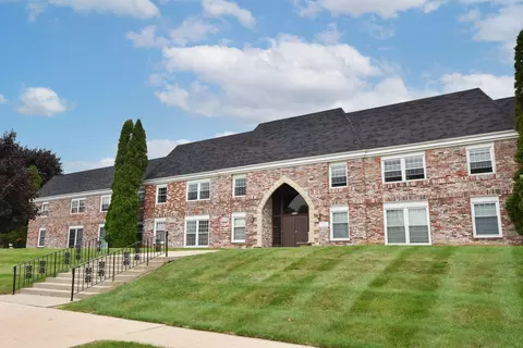 2076 Chateau #206A, Grafton, WI 53024