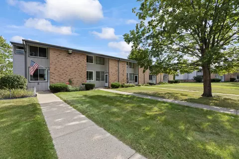 1524 Big Bnd #B, Waukesha, WI 53189