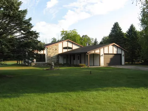 6626 Silver Shrs, Cedar Grove, WI 53013